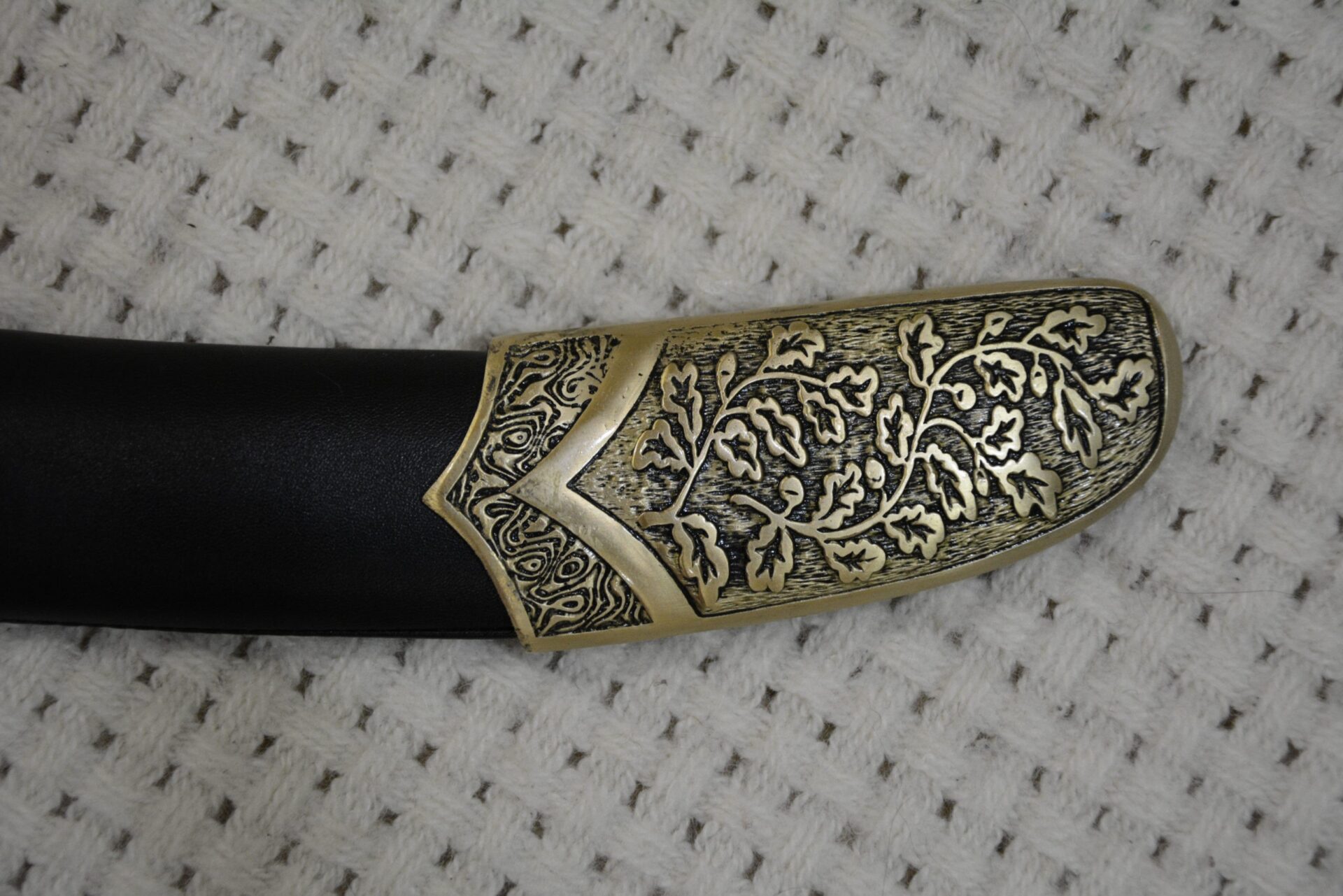 Close-up of the leaf-pattern decoration on the SiCh-Sh scabbard tip