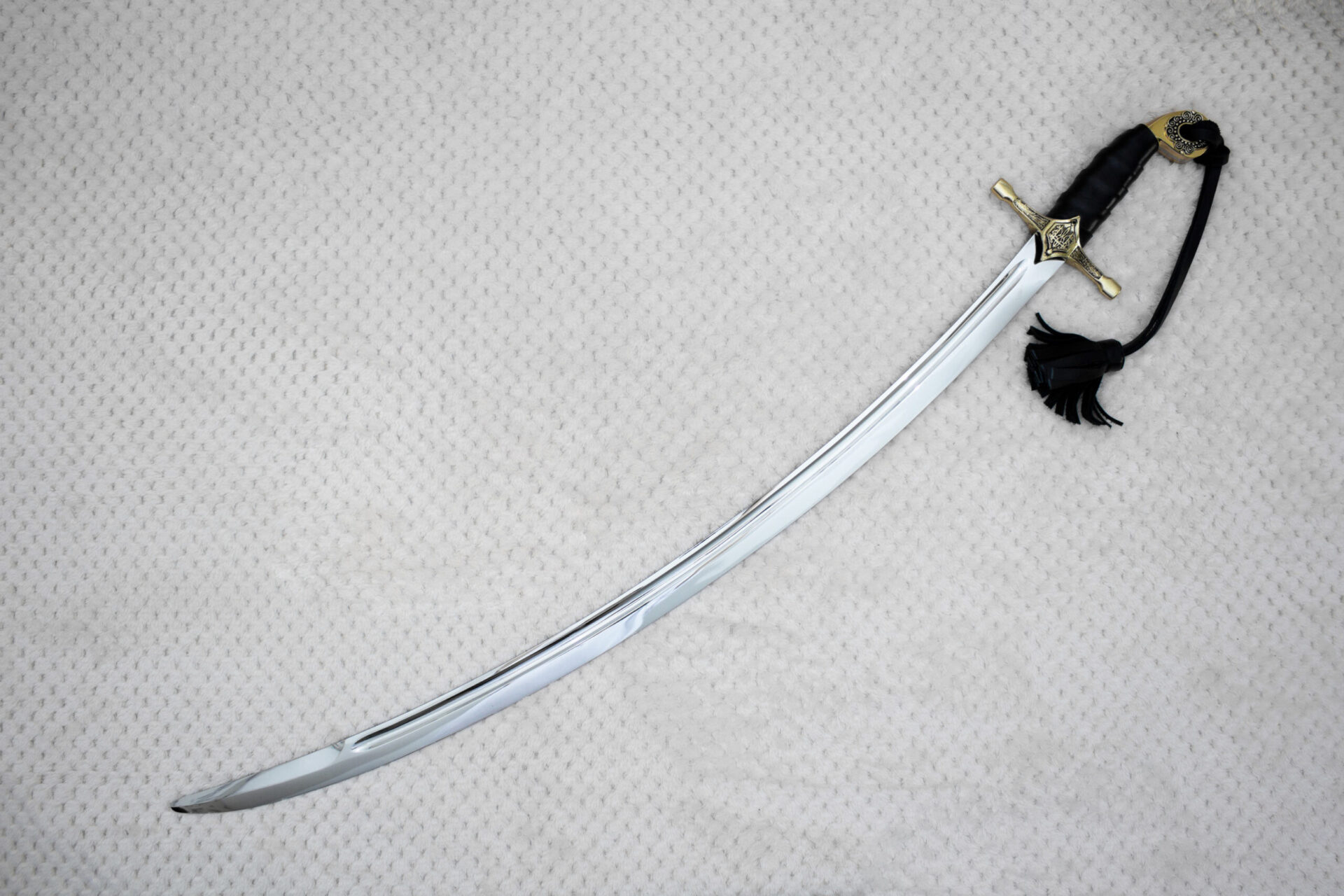 SiCh-Hetman saber viewed diagonally, showing its curved blade, black grip and hanging tassel